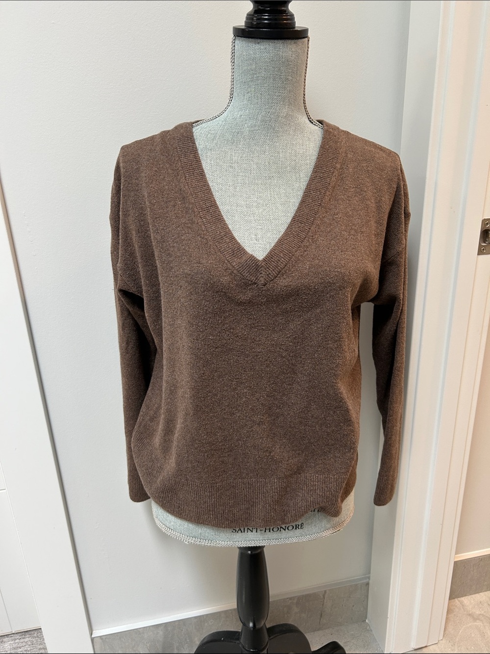 GAP Women's V-Neck Sweater in Chocolate Brown size small